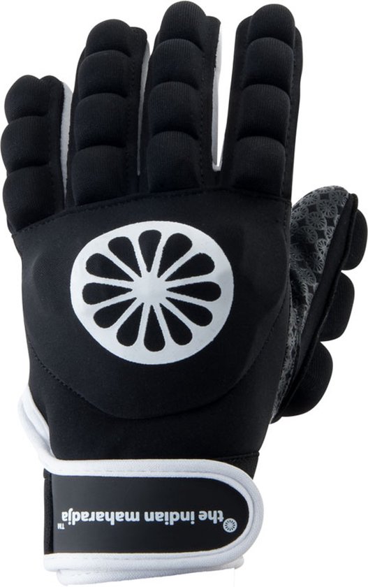 Zwarte sporthandschoen met witte details, logo en polsband. Zwarte beschermende kussentjes op vingers en handpalm.