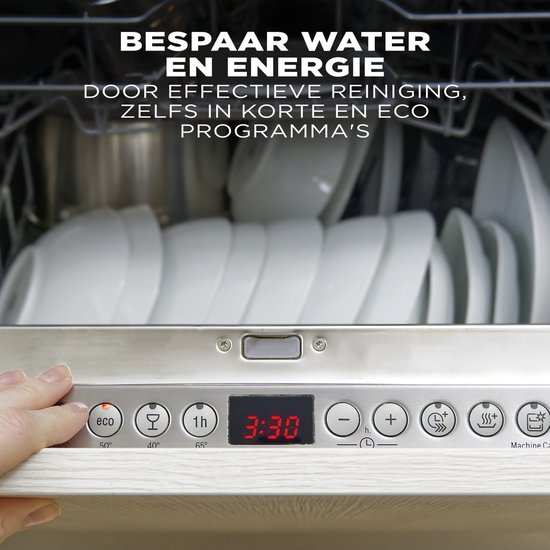 Hand die een vaatwasser bedient met een display waarop 'eco' en '3:30' staat.
