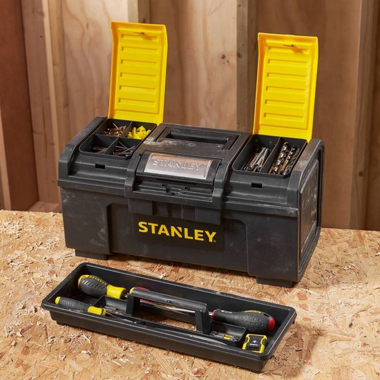 Zwarte Stanley gereedschapskoffer met open deksels, gevuld met schroeven, pluggen en boren.