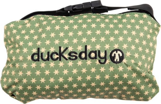 Opgevouwen groene jas met een print van beige sterren en de tekst "ducksday".
