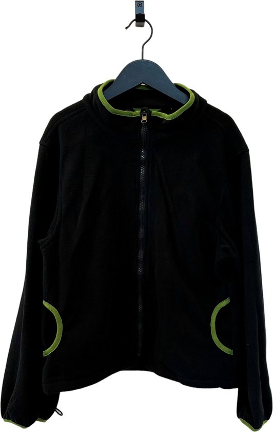 Zwarte fleece jas met een groene bies langs de kraag en bij de zakken.