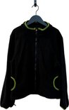 Zwarte fleece jas met een groene bies langs de kraag en bij de zakken.