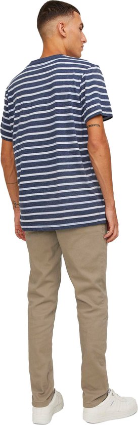 Man met gestreept blauw-wit T-shirt en beige chino broek, de achterkant zichtbaar.