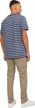 Man met gestreept blauw-wit T-shirt en beige chino broek, de achterkant zichtbaar.