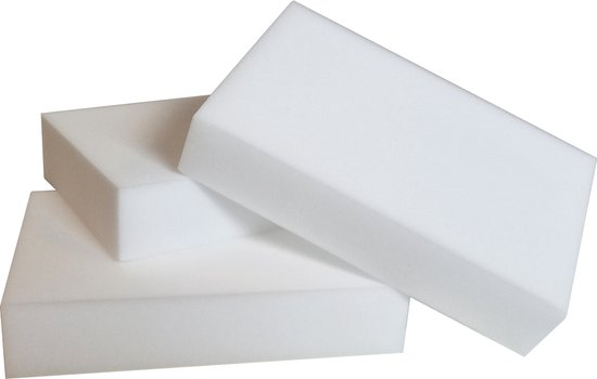 Drie witte melaminesponzen op een witte achtergrond.