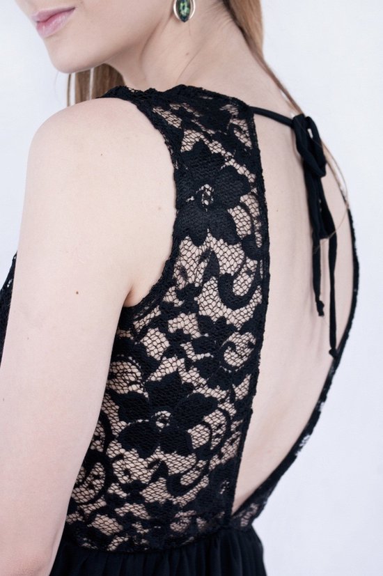 Mini-robe noire en dentelle et mousseline