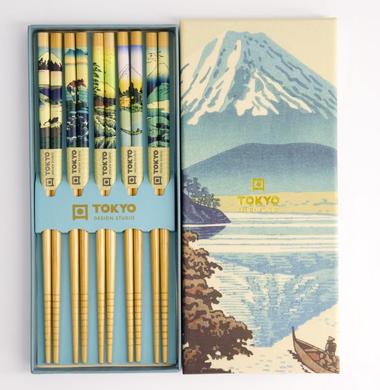 Eetstokjes met decoratie van Mount Fuji en landschappen in doos van Tokyo Design Studio.
