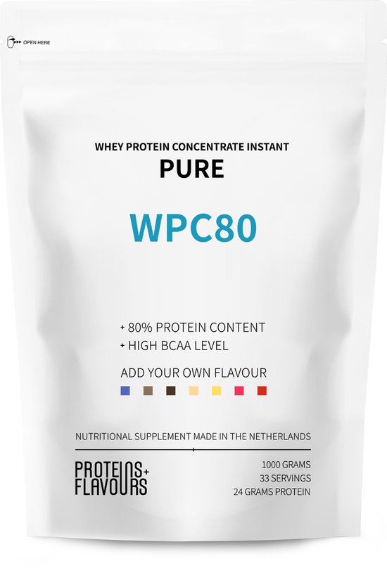 Witte pouch van Proteins+Flavours met WPC80 Pure Whey Concentraat, 1kg. Toont 'Whey Protein Concentrate Instant Pure', '80% Protein Content', en kleine gekleurde puntjes.