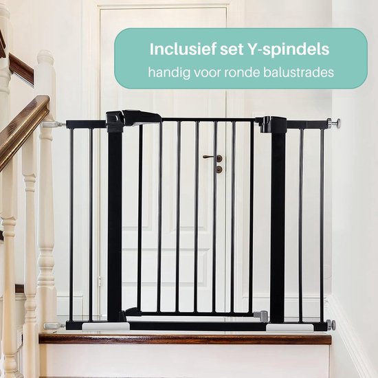 Zwart babyhekje op een trap, inclusief Y-spindels voor ronde balustrades.