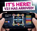 Twee handen houden een smartphone vast die het spel Outsmarted! toont met een spelbord en categorieën.