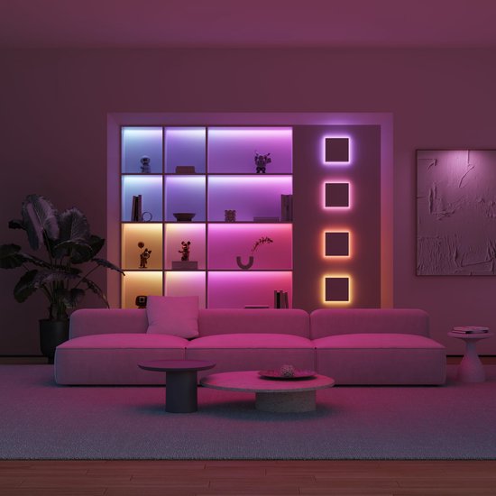 Woonkamer verlicht met een CALEX Smart LED-strip in paars en roze, langs een boekenkast en vierkante lampen aan de muur.