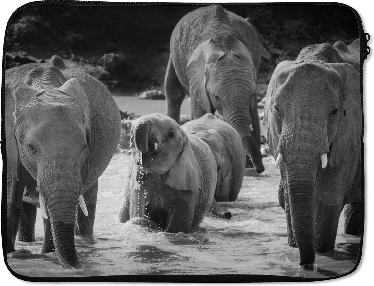 Laptophoes 17 inch - Olifant - Dieren - Water - Zwart wit - Laptop sleeve - Binnenmaat 41x28 cm - Zwarte achterkant