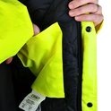 Binnenkant van een felgele jas met zwarte gewatteerde voering. Een hand opent een binnenzak met label.