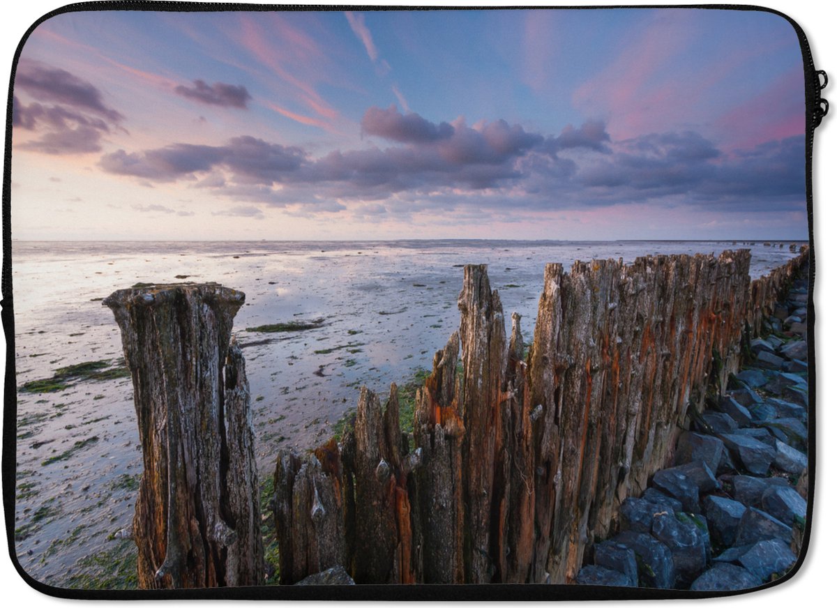 Laptophoes 13 inch - Palen in de Waddenzee bij Moddergat - Laptop sleeve - Binnenmaat 32x22,5 cm - Zwarte achterkant