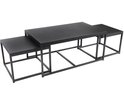 Ensemble de trois tables basses noires imbriquées. Deux petites tables carrées sous une plus grande table rectangulaire.