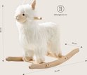 Wit Alpaca hobbelpaard met houten schommelbalken. Afmetingen 68x55x30cm (HxLxB) en zithoogte 32cm.