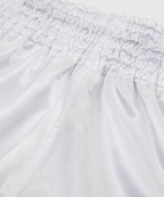 Detail van de elastische tailleband van een witte Muay Thai broek van satijn.