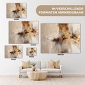 Verschillende formaten van een abstract schilderij met bruine, beige en gouden tinten, boven een bank.
