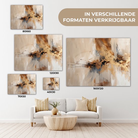 Verschillende formaten van een abstract schilderij met bruine, beige en gouden tinten, boven een bank.