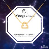 Gouden Weegschaal ketting met een fijne schakelketting en een minimalistisch weegschaal symbool. Achtergrond met sterren.