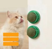 De Catnip-bal met houder aan muur