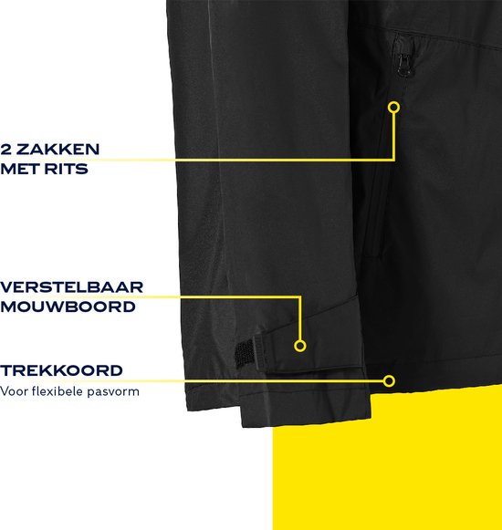 Detailopname van een zwarte regenjas: twee zakken met rits, verstelbare mouwboord en een aantrekkoord voor een flexibele pasvorm.