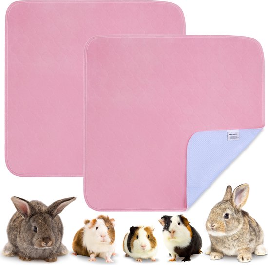 Twee roze fleece liners met een ruitpatroon, samen met vier jonge cavia's en konijnen.
