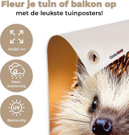 Close-up van een egel in herfstbladeren met iconen voor weerbestendigheid en UV-bestendigheid.