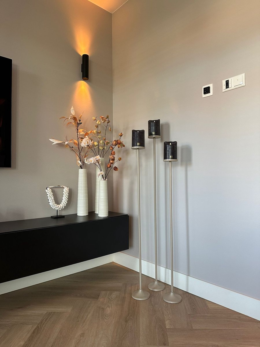 Branded By/PTMD Vloerkandelaren set van 3 stuks beige incl. zwarte LED candles Kandelaar Stompkaars - Set 3 stuks XL kandelaars zwart - 120cm 110cm en 100cm - vloerkandelaar - kaarsenstandaard - kaarsenhouder groot - stompkaarskandelaar-Moederdag-Cadeau zwart-beige