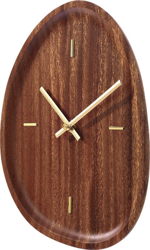Assymetrische houten wandklok met gouden wijzers en streepjes als uursaanduiding.