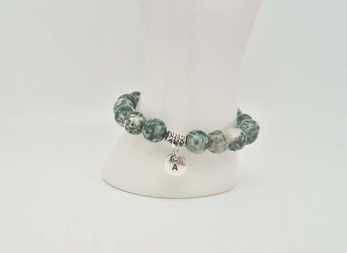 Handgemaakte natuursteen armband met hanger "Letters in cirkel" " Qinghai hade" -8 mm diameter van de korrel- Diameter armband 20 cm - Kies je favoriete letters- Een mooi cadeau voor familie en vrienden