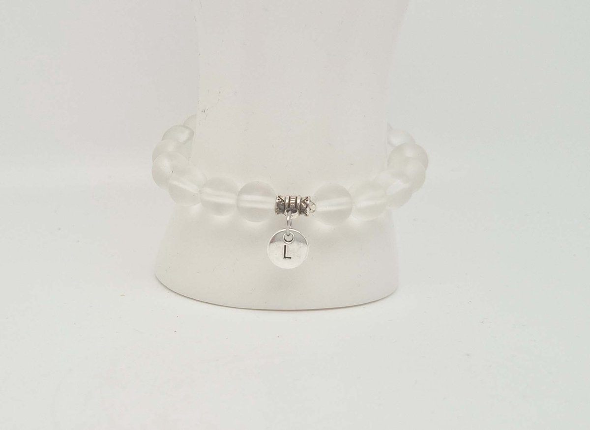 Handgemaakte natuursteen armband met hanger "Letters in cirkel" " Selenite" -8 mm diameter van de korrel- Diameter armband 20 cm - Kies je favoriete letters- Een mooi cadeau voor familie en vrienden