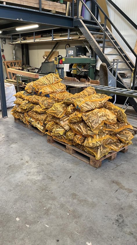 Aanmaakhout, 1 netje is 3 kg. | HAARDHOUTKANON