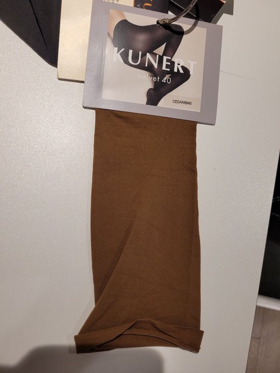 Collant marron Kunert Velvet 40, sorti de son emballage.