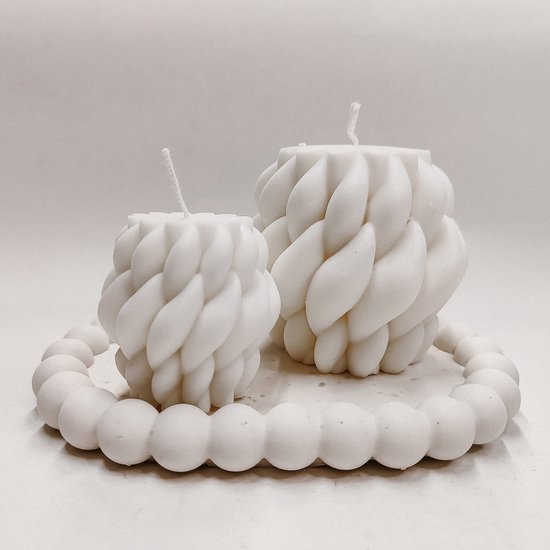 Cadeauset 'Wooly' met twee kaarsen op jesmoniet schaal - figuurkaarsen op jesmonite tray - verjaardagscadeau- kerstcadeau - housewarming gift - cadeauverpakking met kerstkaarsen