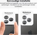 Een hand past een Mobstore iPhone 15 cameralensbeschermer met vier 'PRESS' knoppen op een telefoon.