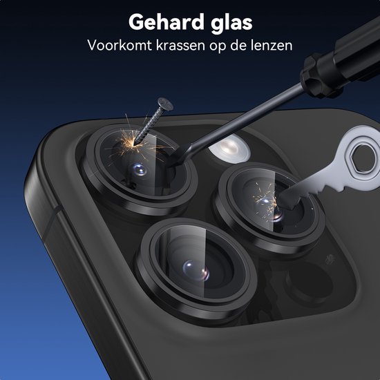 Een schroevendraaier krast op de lenzen van een zwarte telefoon, de glazen beschermers tonen vonken.