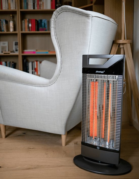 Zwarte staande infraroodkachel met drie gloeiende warmtestralen in een woonkamer.