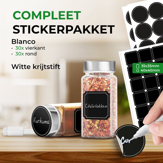 Glazen kruidenpotjes met een zilveren deksel, gevuld met chilivlokken en kurkuma. Een hand schrijft op een rond etiket.