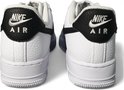Achterkant van witte Nike Air Force 1 sneakers met zwarte 'NIKE AIR' logo's op de hiel.