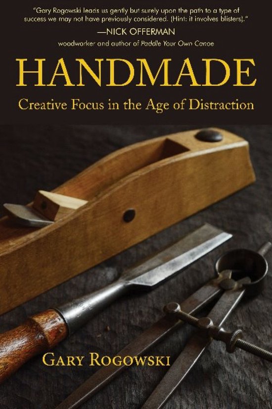 Boek 'HANDMADE Creative Focus in the Age of Distraction' van Gary Rogowski, met een houten schaaf en ander gereedschap.