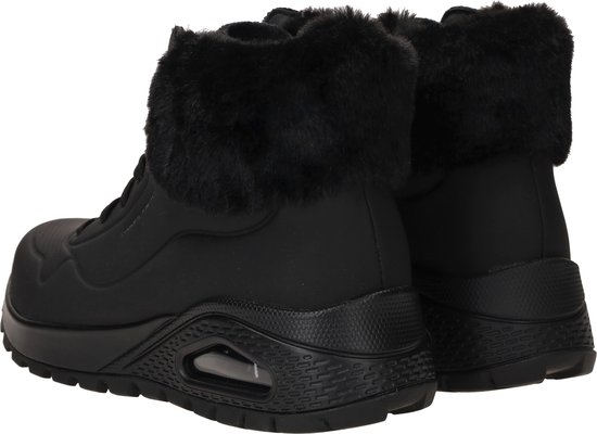 Achterkant van zwarte Skechers laarzen met veters en bontkraag.