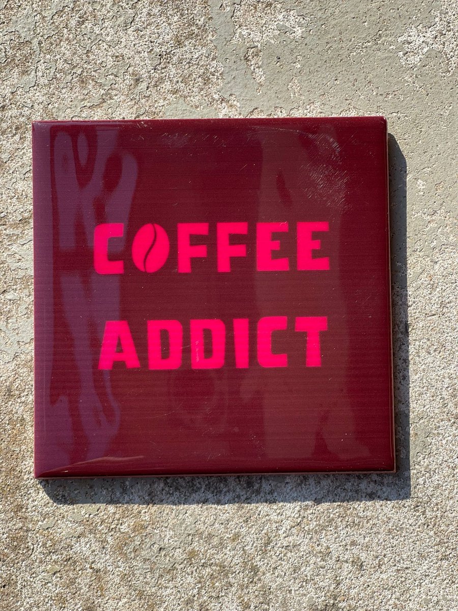 Tegeltje coffee addict |Hippe Spreuktegel | Nieuwe woning cadeau | Housewarming cadeau |Verjaardagscadeau | Birthday |Verjaardag |brievenbuscadeau