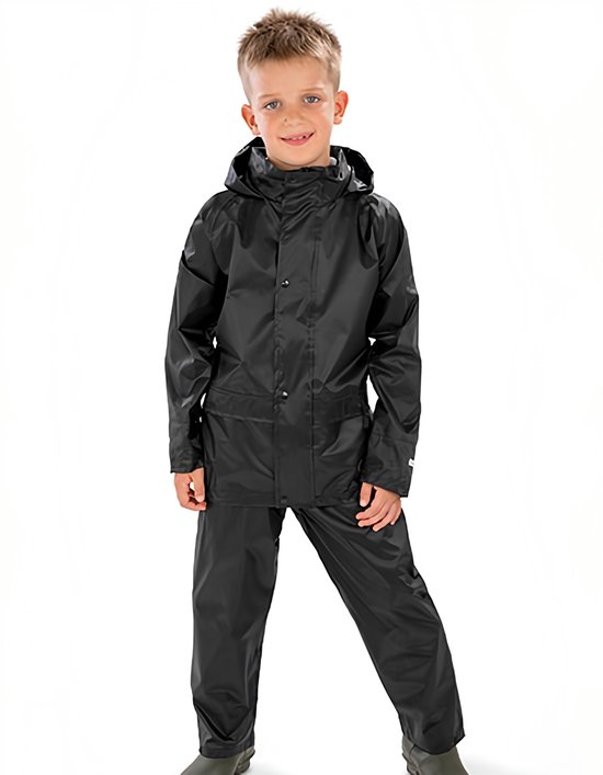 Jongen draagt een zwart regenpak met capuchon. Gekleed met een lachende uitdrukking.
