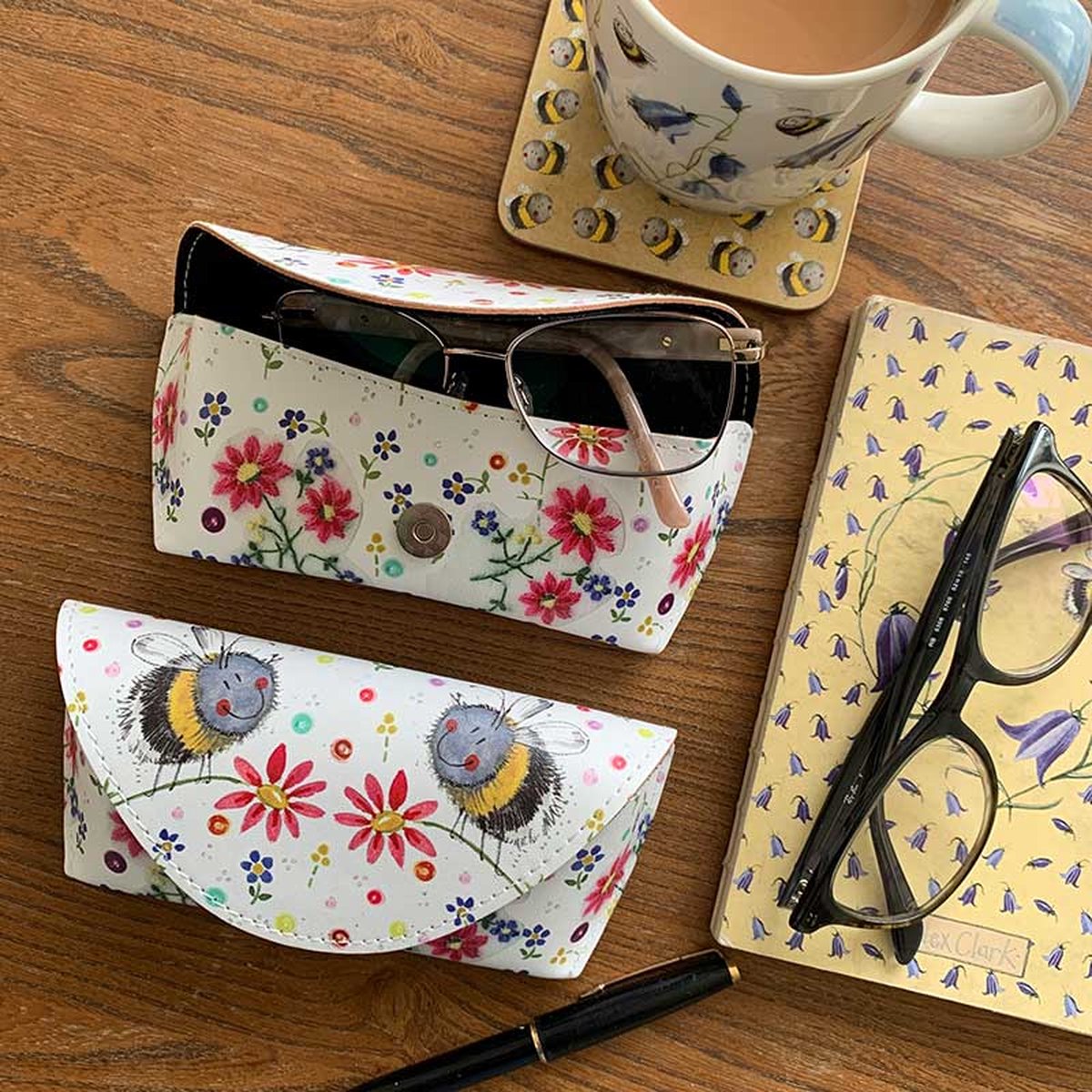 Alex Clark spectacle case Bees and Flowers ~ Brillenkoker Bijen en Bloemen