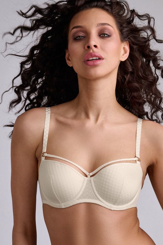 Mannequin portant un soutien-gorge préformé beige à motif à carreaux et détails dorés.