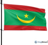 Mauritaanse vlag wapperend aan een zwarte vlaggenmast: rode banen, groene middenbaan met gele halve maan en ster.