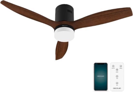 Zwarte plafondventilator met houten bladen, een rond wit licht, smartphone en afstandsbediening.