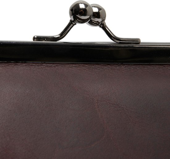 Detail van de donkerbruine leren tas met een kiss-sluiting.