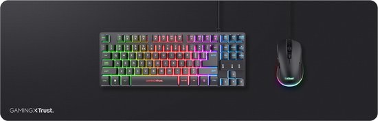 Zwarte XXL muismat met een kleurrijk verlicht gaming toetsenbord en muis erop. Tekst GAMINGXTrust. in de hoek.